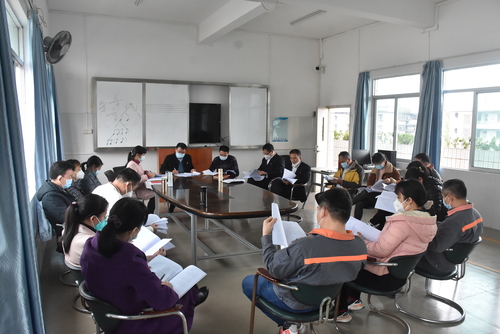 第二组教师代表开展组内讨论.jpg